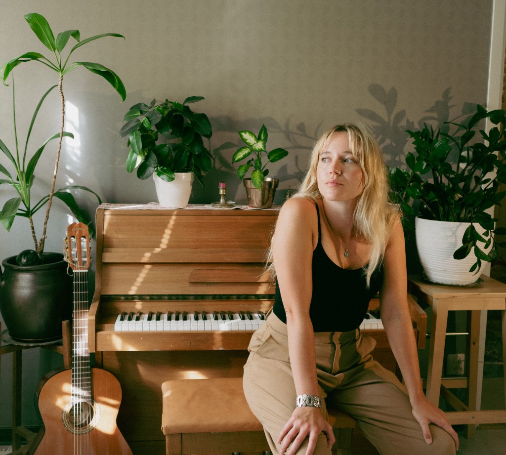 Studiomusiker, låtskrivare & musikproducent – Professionell inspelning och produktion av dina musikidéer och projekt.